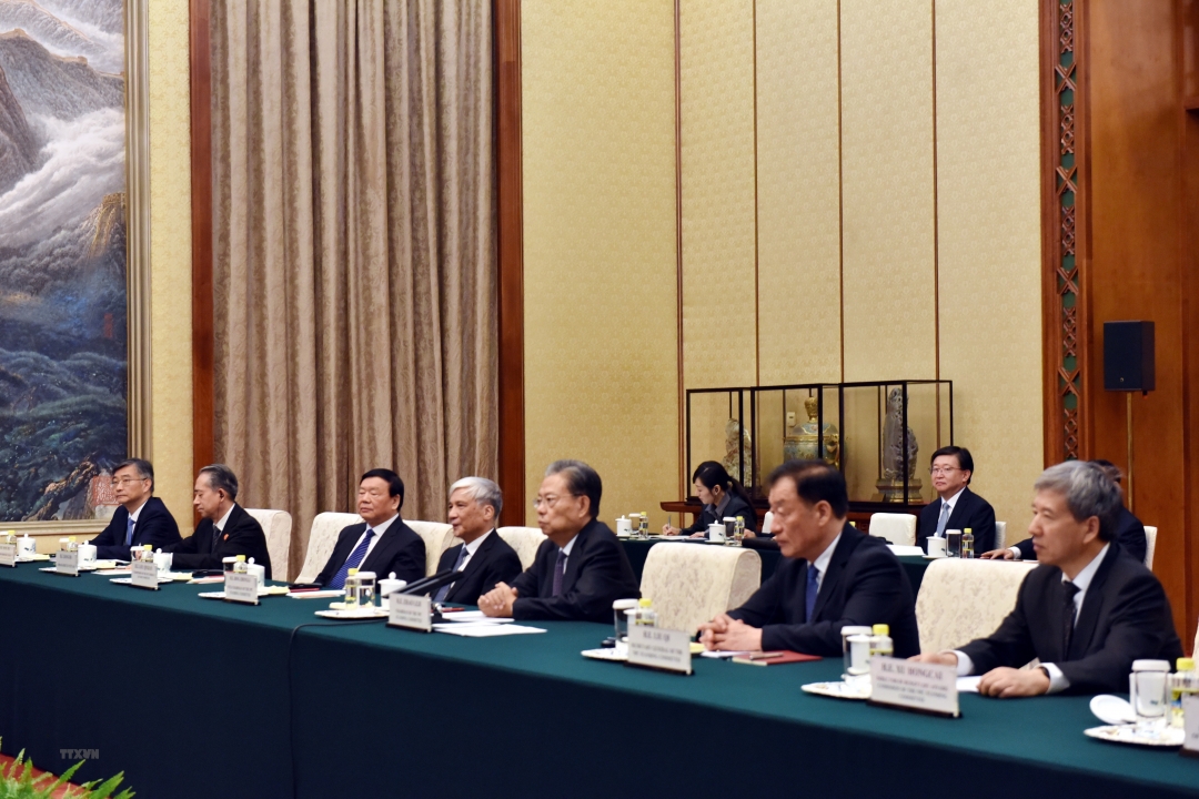 Ủy viên trưởng Nhân đại toàn quốc Trung Quốc Triệu Lạc Tế (thứ 3, phải) và đoàn đại biểu Trung Quốc trong cuộc gặp Chủ tịch nước Võ Văn Thưởng, tại Bắc Kinh. (Ảnh: Dương Trung Cường/TTXVN