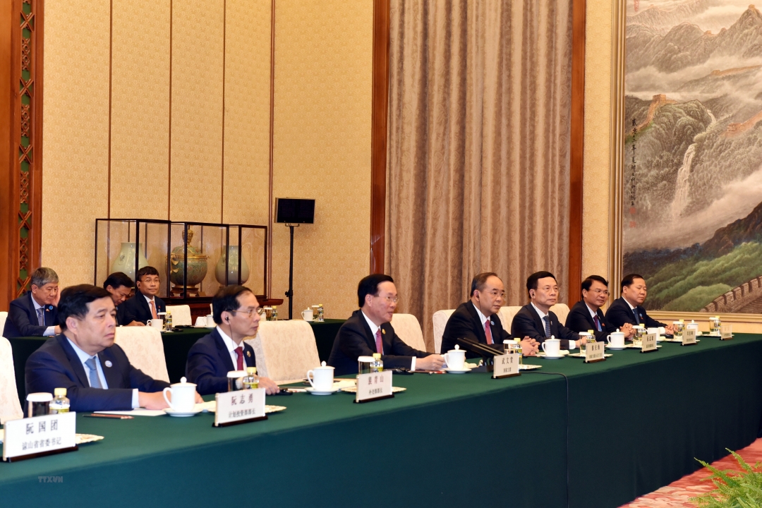 Chủ tịch nước Võ Văn Thưởng và Đoàn Đại biểu Việt Nam trong cuộc gặp ông Triệu Lạc Tế, Ủy viên trưởng Nhân đại Toàn quốc Trung Quốc tại Bắc Kinh. (Ảnh: Dương Trung Cường/TTXVN