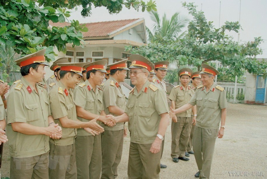 Đại tướng, Bộ trưởng Quốc phòng Đoàn Khuê thăm và làm việc tại Quân khu 5 (năm 1996). Ảnh: TTXVN