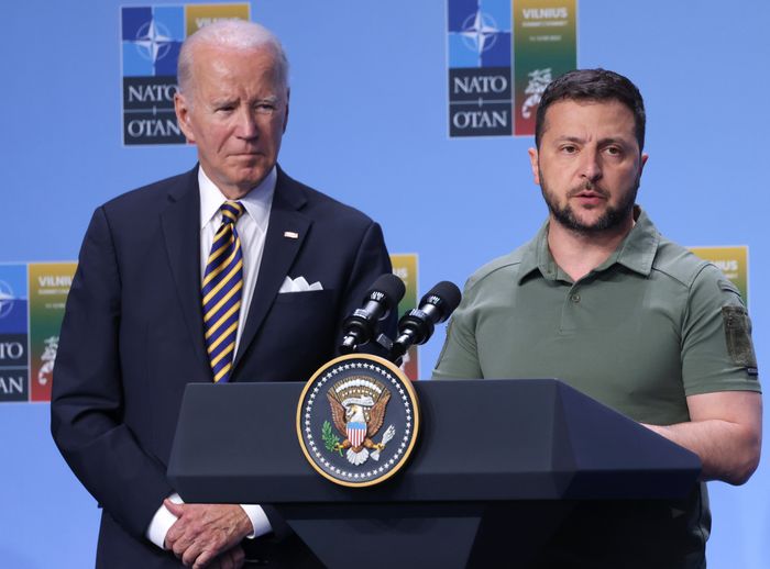 Tổng thống Mỹ Joe Biden và Tổng thống Ukraine Zelenky gặp nhau tại Washington. Ảnh: WSJ