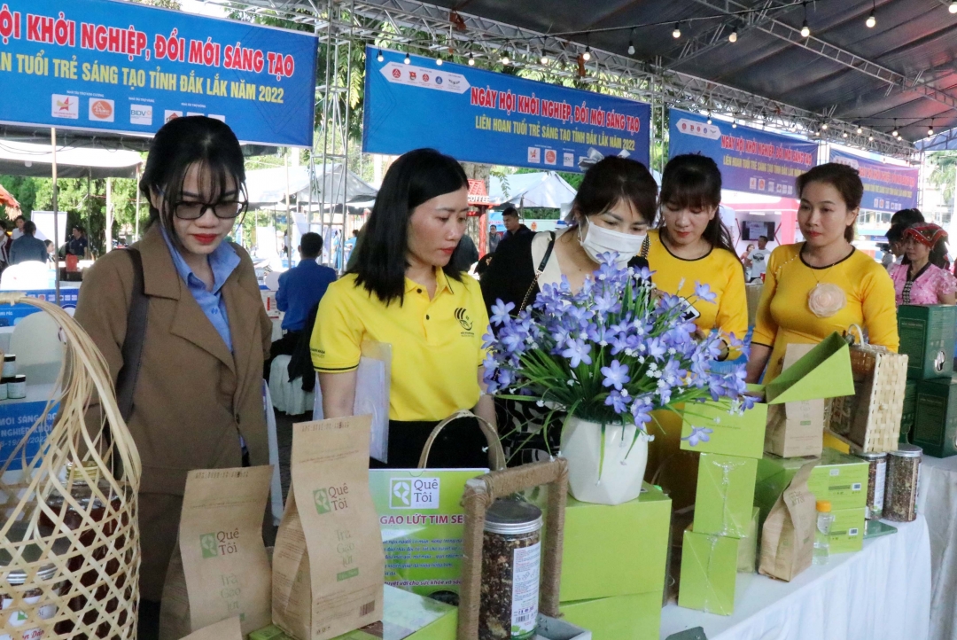 Du khách tham quan một gian hàng trưng bày giới thiệu sản phẩm tại Ngày hội khởi nghiệp đổi mới sáng tạo tỉnh năm 2022.