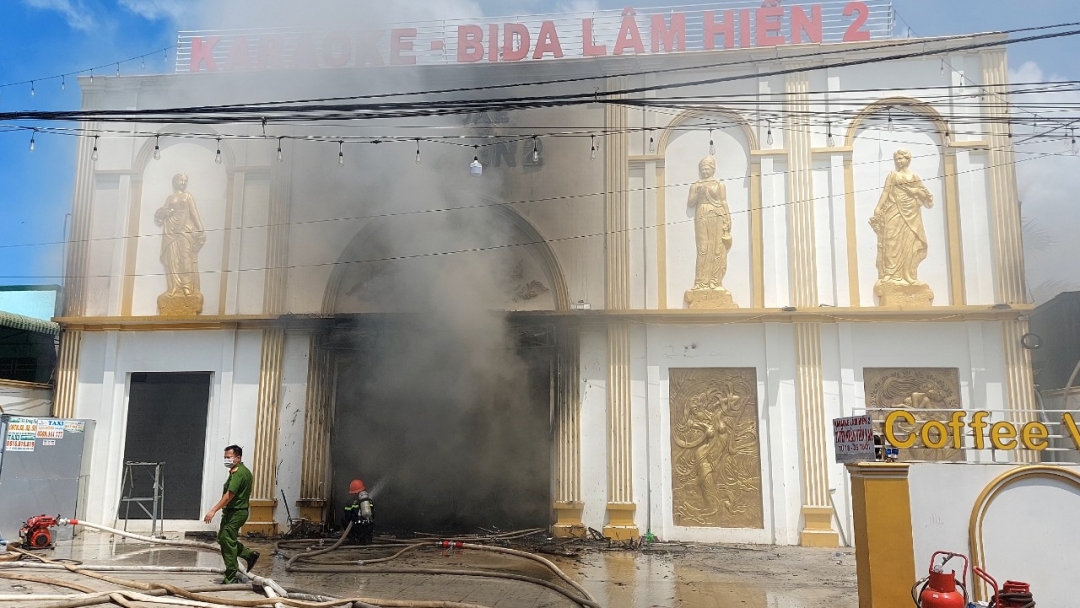 Quán karaoke Lâm Hiền 2 tại thị trấn Phước An sau vụ cháy ngày 20/9.