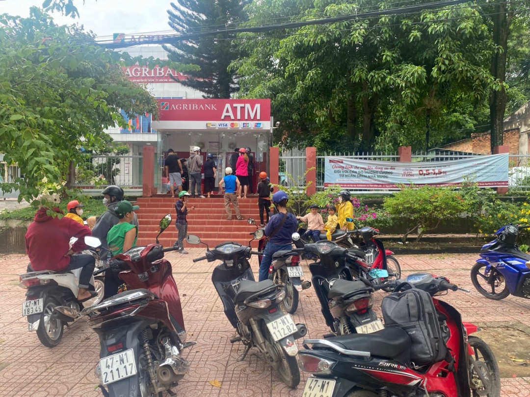 Quang cảnh giao dịch nhộn nhịp tại một cây ATM của Agribank Đắk Lắk tại huyện Lắk