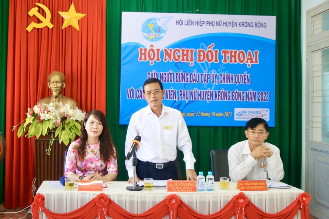 Phó Bí thư Huyện ủy, Chủ tịch UBND huyện Lê Văn Long giải đáp những thắc mắc, kiến nghị của cán bộ, hội viên phụ nữ.