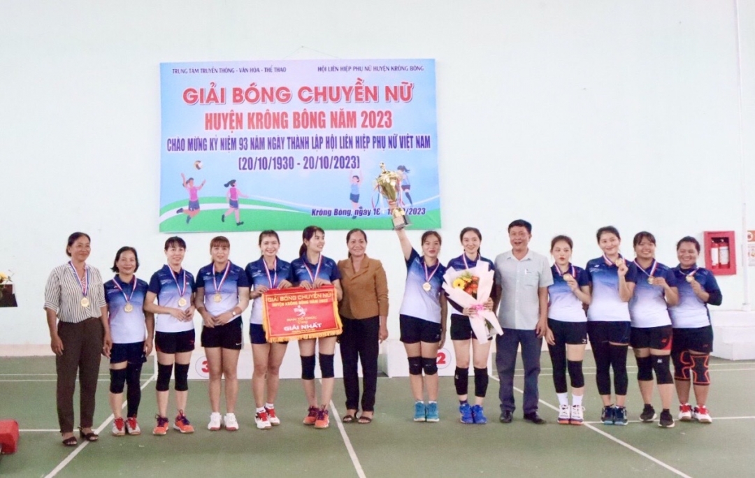 Ban tổ chức trao Cup vô định cho đội bóng chuyền nữ thị trấn Krông Kmar. 