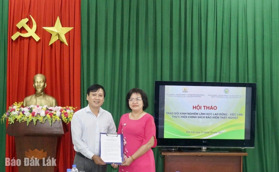 Lãnh đạo  Trung tâm Dịch vụ việc làm tỉnh Đắk Lắk và tỉnh Khánh Hòa ký kết chương trình phối hợp.