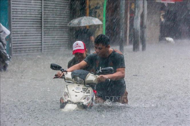 

Cảnh ngập lụt sau những trận mưa lớn do ảnh hưởng của bão Gaemi tại Quezon, Philippines, ngày 24/7. Ảnh: THX/TTXVN