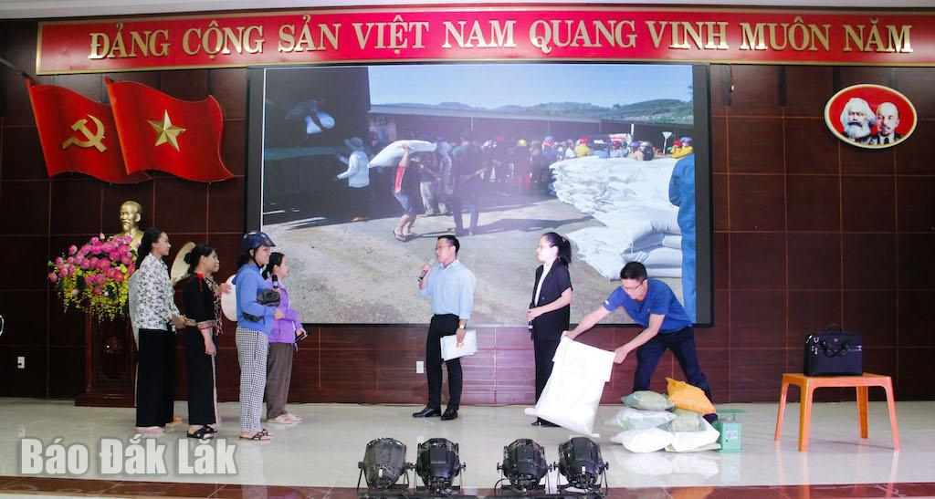 Thí sinh tham gia Hội thi “Tìm hiểu về công tác cải cách hành chính và văn hóa công sở” năm 2024 (Ảnh minh hoạ)