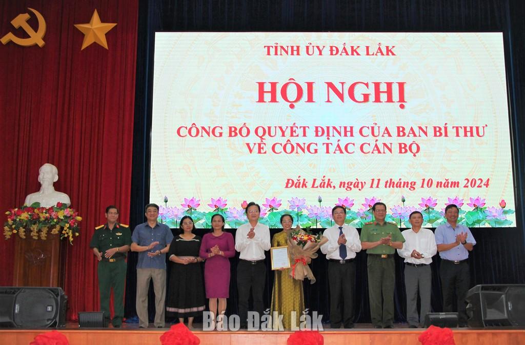 Ủy viên Trung ương Đảng, Bí thư Tỉnh ủy Nguyễn Đình Trung cùng các đồng chí Ủy viên Ban Thường vụ Tỉnh ủy chụp ảnh lưu niệm và chúc mừng tân Phó Bí thư Tỉnh ủy Huỳnh Thị Chiến Hòa.