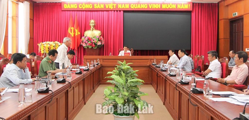 Đại biểu tổ thảo luận số 1 nêu ý kiến góp ý các nội dung.