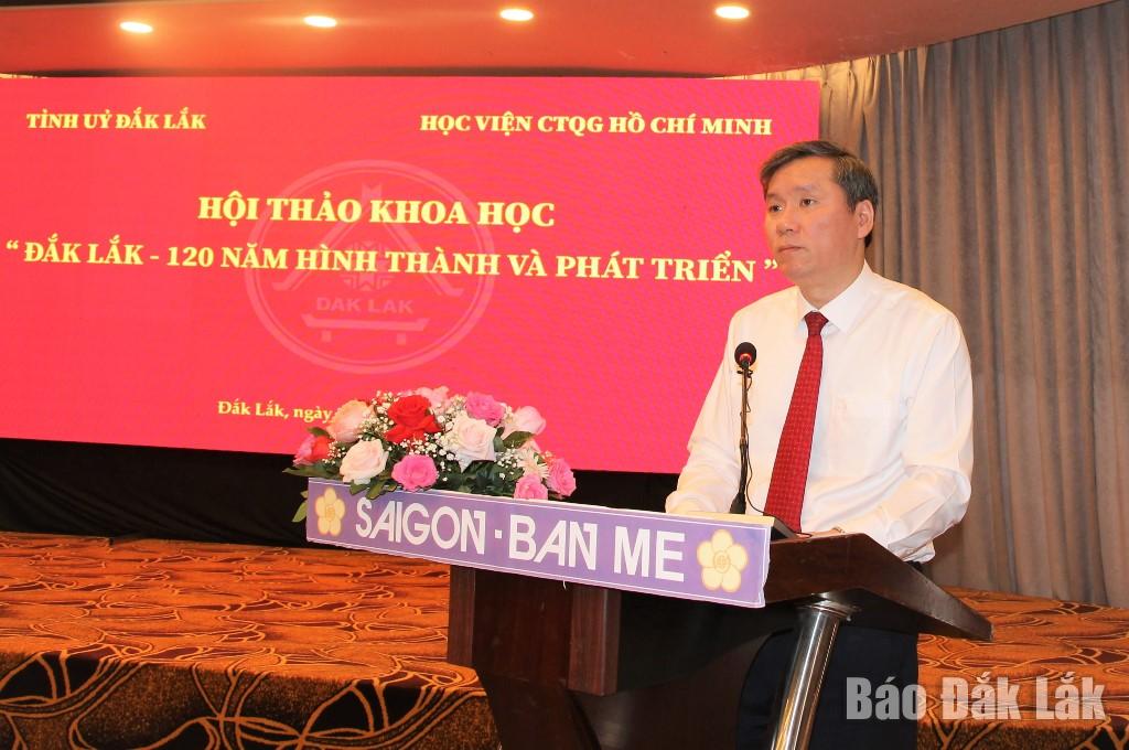 GS.TS Lê Văn Lợi, Phó Giám đốc Học viện Chính trị quốc gia Hồ Chí Minh báo cáo đề dẫn hội thảo.