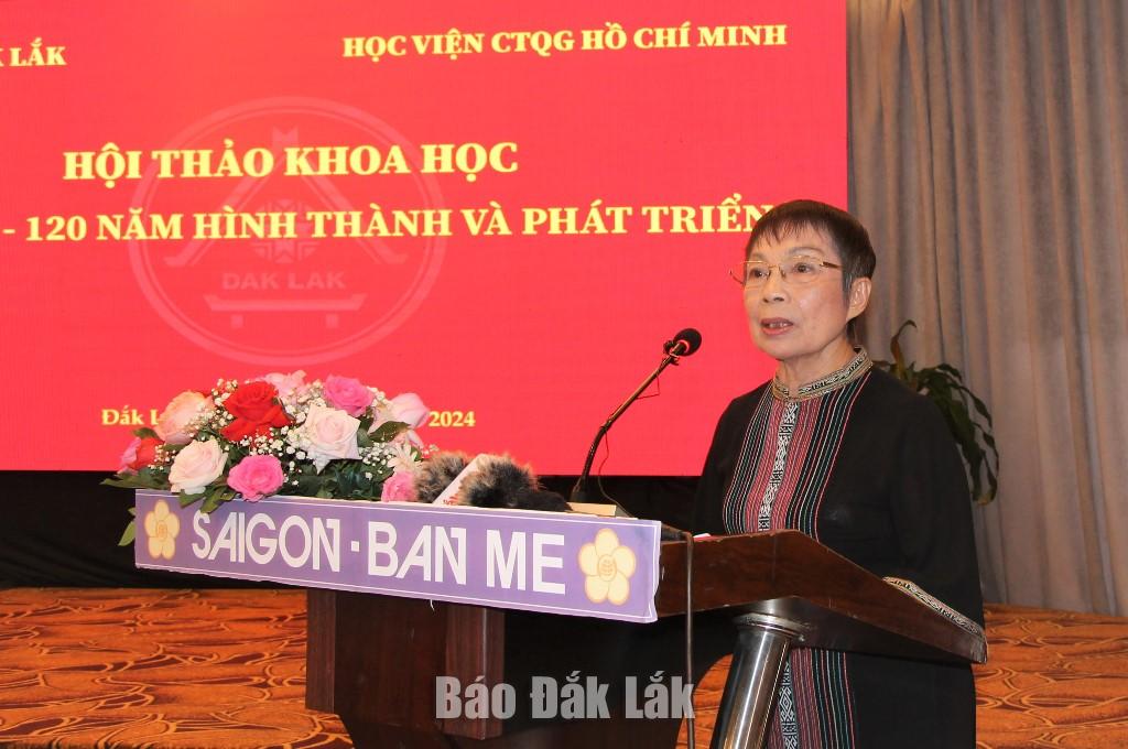 Nhà nghiên cứu văn hóa Linh Nga Niê Kdăm tham luận nội dung Giữ gìn bảo tồn di sản văn hóa ở Đắk Lắk trong giai đoạn hiện nay.