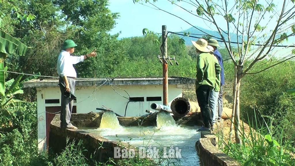 Đại diện Phòng Nông nghiệp và Phát triển nông thôn huyện Ea Kar kiểm tra công trình thủy lợi trên địa bàn huyện.