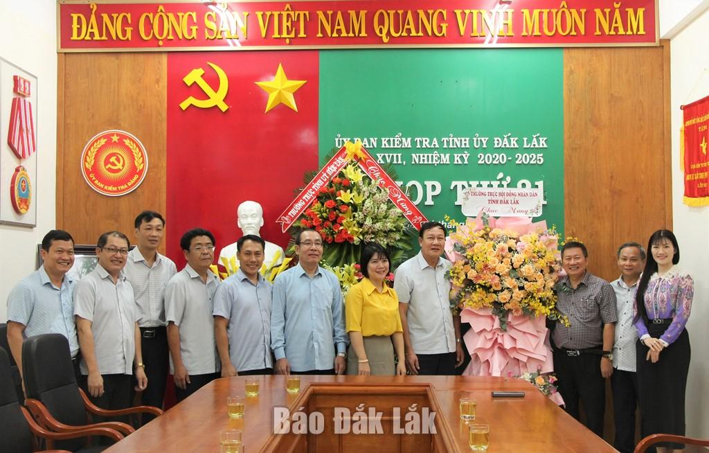 Phó Chủ tịch HĐND tỉnh Trần Phú Hùng và đoàn công tác của HĐND tỉnh tặng hoa chúc mừng Ủy ban Kiểm tra Tỉnh ủy.