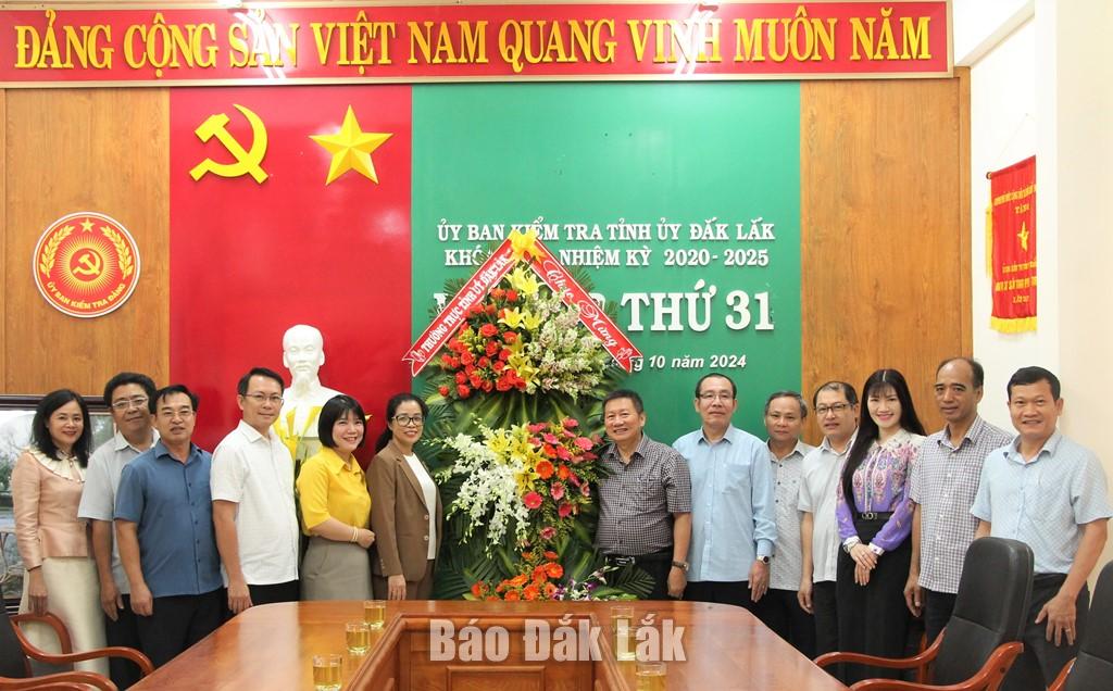 Phó Bí thư Tỉnh ủy, Chủ tịch HĐND tỉnh Huỳnh Thị Chiến Hòa tặng hoa chúc mừng Ủy ban Kiểm tra Tỉnh ủy.