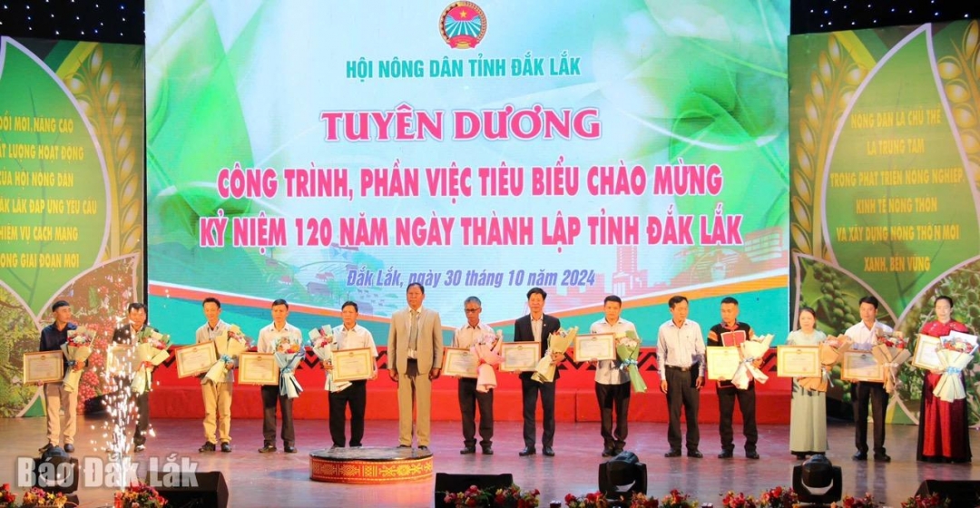 Đại diện Hội Nông dân tỉnh tặng bằng khen cho các tập thể có thành tích xuất sắc trong thực hiện phong trào thi đua chào mừng kỷ niệm 120 năm Ngày thành lập tỉnh Đắk Lắk.