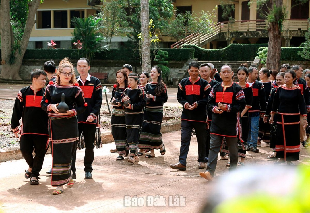 Đắk Lắk vẫn còn tồn tại chế độ mẫu hệ, biểu hiện ở tập tục cưới chồng, đón rể, ở rể và con cái theo họ mẹ, đây là một trong những nét văn hóa cực kỳ ấn tượng. 