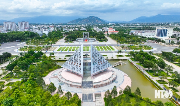 Khu vực Quảng trường 16 Tháng 4 (Tp.Phan Rang-Tháp Chàm) - Trung tâm chính trị, kinh tế, văn hóa của tỉnh Ninh Thuận.  Ảnh: Văn Nỷ