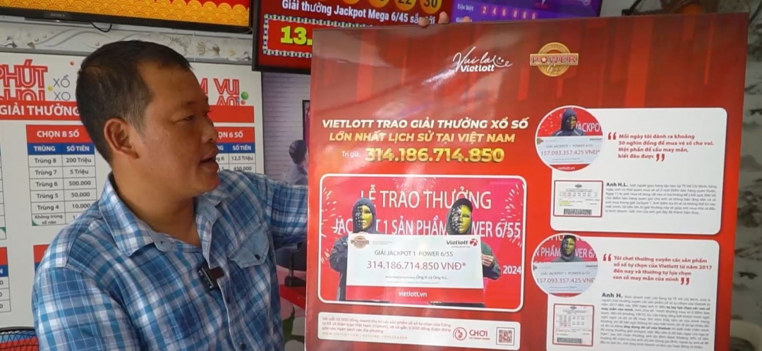 Anh Nam tự in bảng về người trúng Jackpot hơn 300 tỷ đồng để người chơi biết đến thông tin.