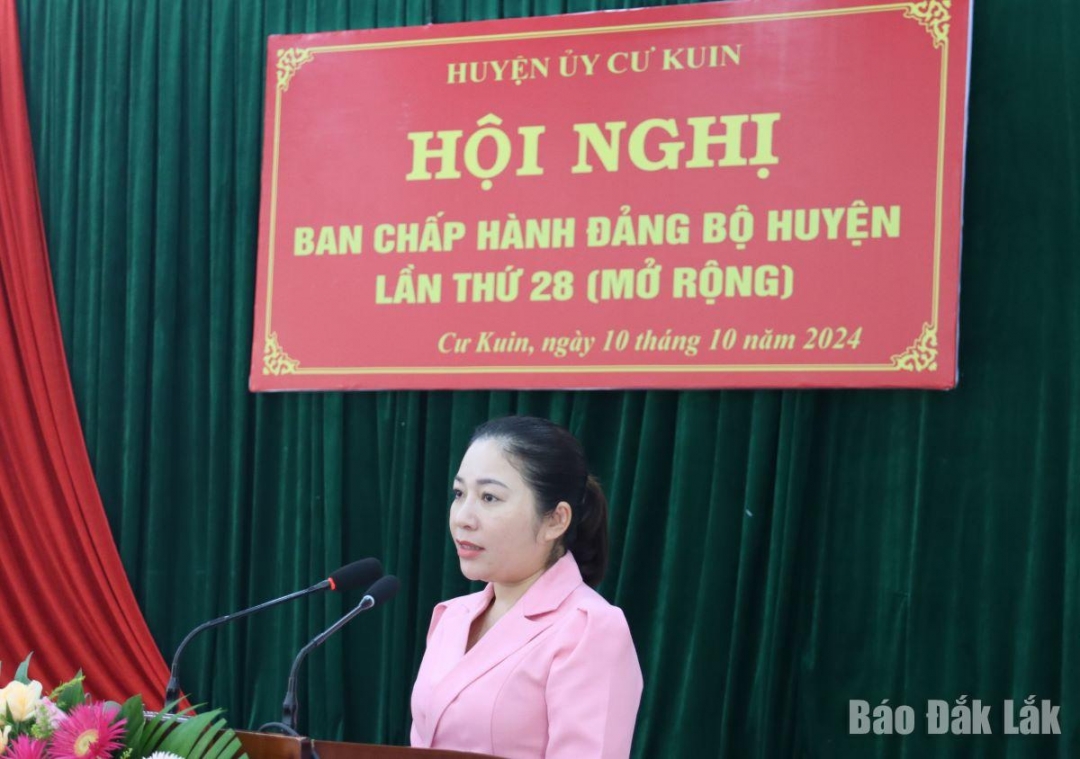 Bí thư Huyện ủy Cư Kuin Phúc Bình Niê Kđăm phát biểu chỉ đạo hội nghị.