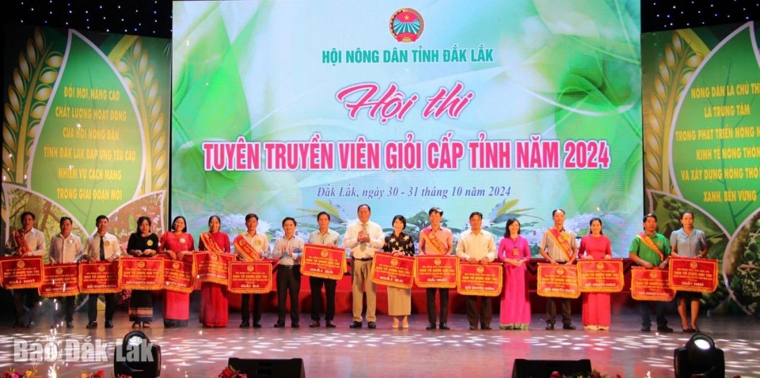 Lãnh đạo Hội Nông dân tỉnh trao giải cho các đội thi xuất sắc. 