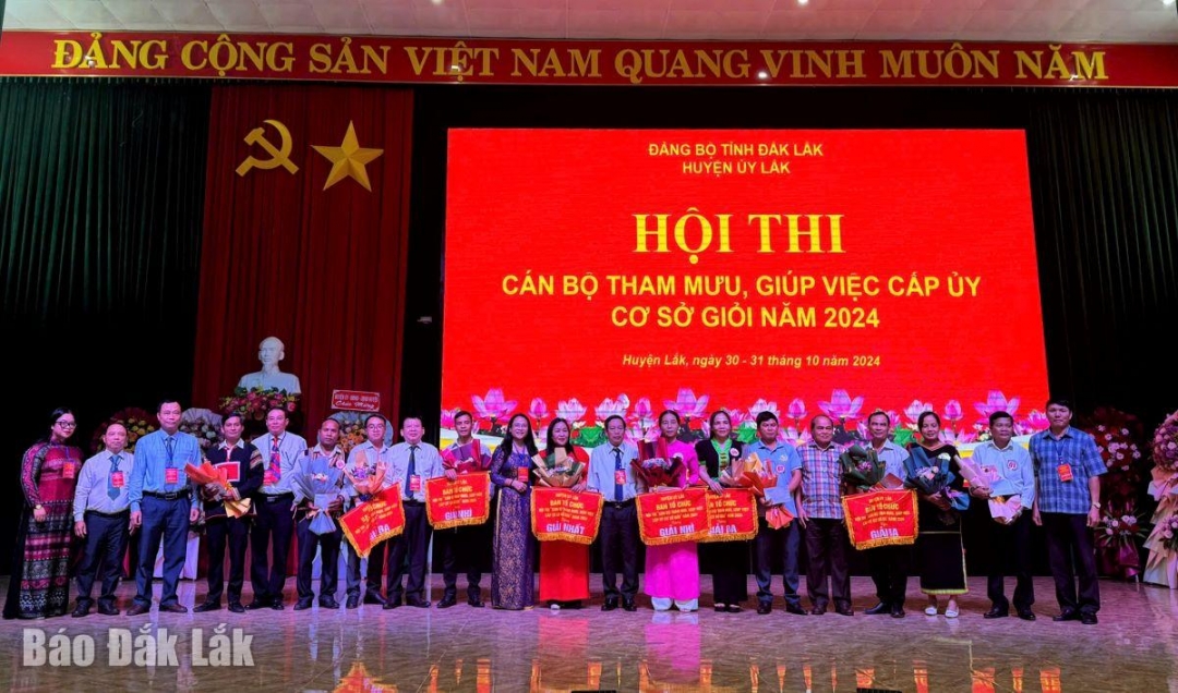 Ban tổ chức trao giải cho các đội thi tham gia hội thi.