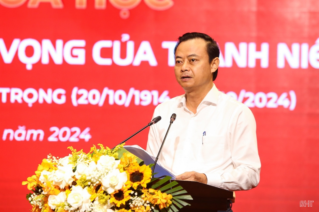 Trưởng ban Tuyên giáo Tỉnh ủy Hà Văn Hùng tham luận nội dung: “Truyền thống quê hương, gia đình với sự hình thành nhân cách và chí hướng cách mạng của đồng chí Lý Tự Trọng”