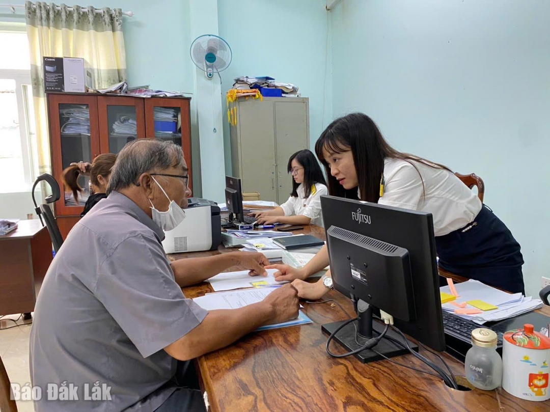 Cán bộ ngành Thuế Đắk Lắk hướng dẫn người dân thủ tục về thuế.