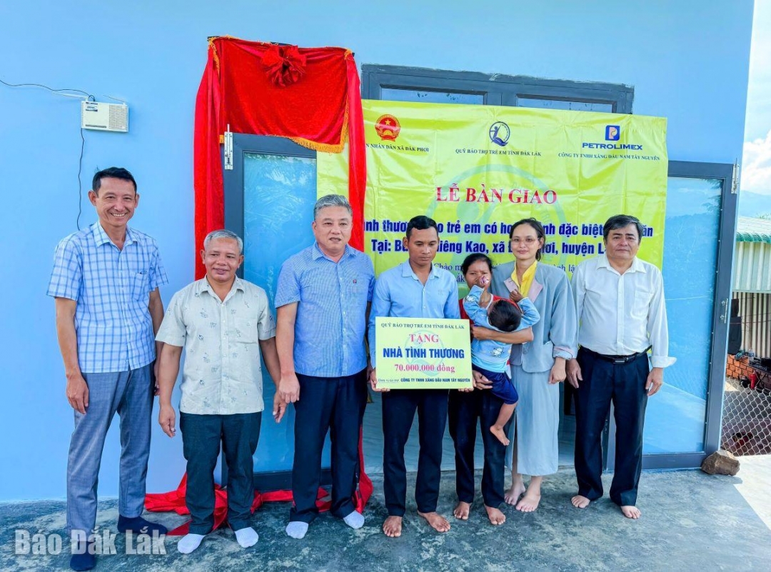 Lễ bàn giao nhà Tình thương cho trẻ em có hoàn cảnh khó khăn tại buôn Chiêng Lao (xã Đắk Phơi, huyện Lắk).