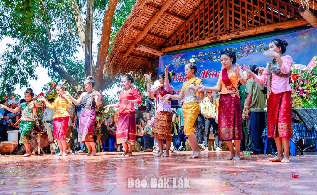 Ở huyện biên giới Buôn Đôn còn có tộc người Lào sống cộng cư với người Êđê, M’nông, Ja Rai… Vào những ngày lễ hội, nét đẹp truyền thống của người Lào đã góp phần làm đa dạng thêm văn hóa truyền thống văn hóa của dân dân tộc Việt trên mảnh đất Đắk Lắk. Ảnh: Hữu Hùng