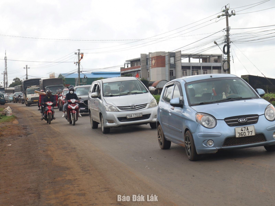 Phương tiện ô tô lưu thông với mật độ cao trên Quốc lộ 26 đoạn qua địa bàn huyện Krông Pắc.