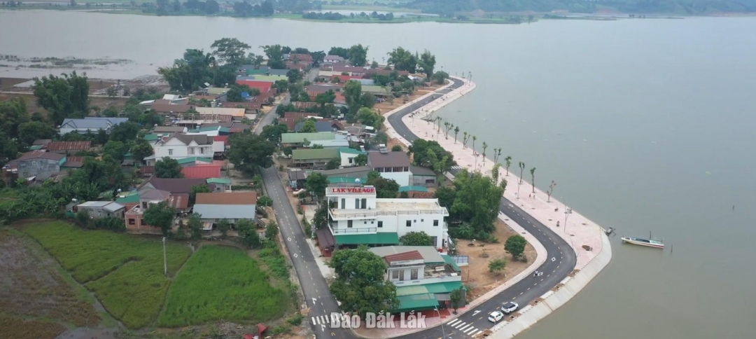 Công trình đường ven hồ Lắk đưa vào sử dụng sẽ góp phần thúc đẩy du lịch địa phương phát triển.