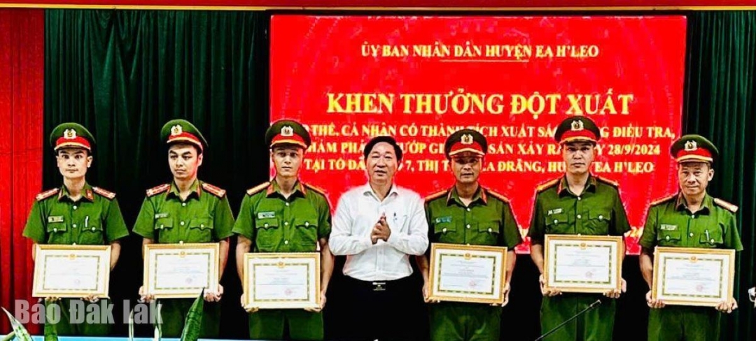 Đại diện các tập thể, cá nhân được khen thưởng.