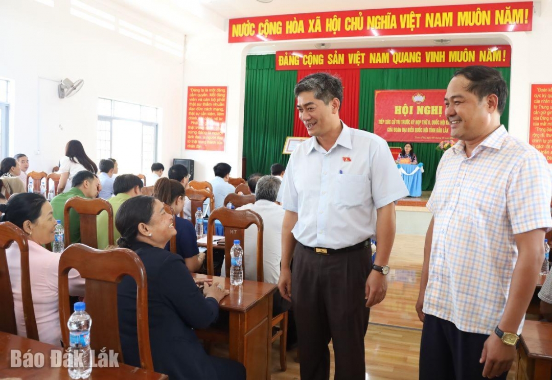 Y Vinh Tơr, Ủy viên dự khuyết Trung ương Đảng, Thứ trưởng, Phó Chủ nhiệm Ủy ban Dân tộc trò chuyện với cử tri.