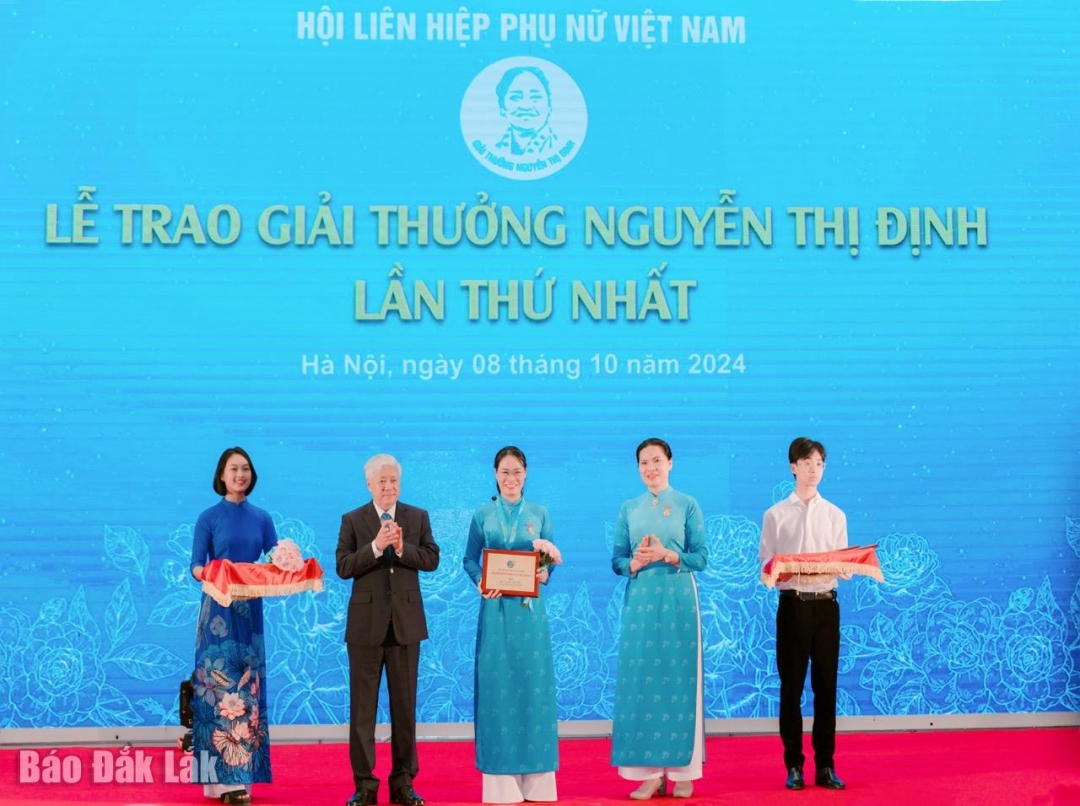 Ban Tổ chức biểu dương tặng giải thưởng cho bà Nguyễn Thị Thu – Phó Chủ tịch Hội LHPN tỉnh Đắk Lắk