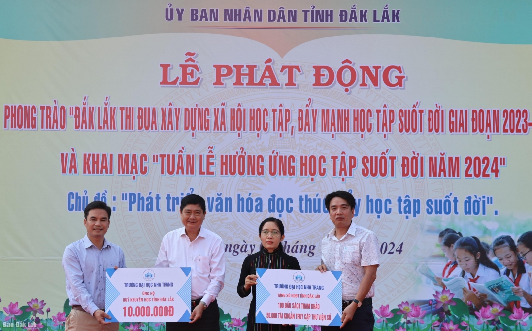 Trường Đại học Nha Trang trao tặng sách và tài khoản truy cập thư viện số cho các đơn vị.