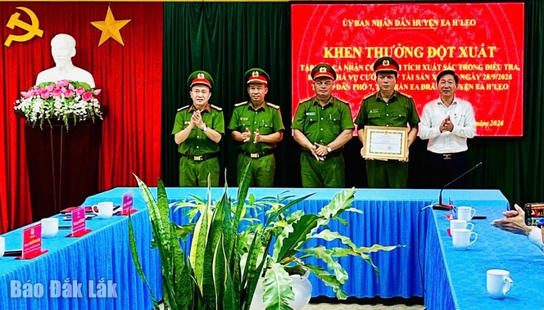 Khan thưởng Công an huyện Ea Hleo.