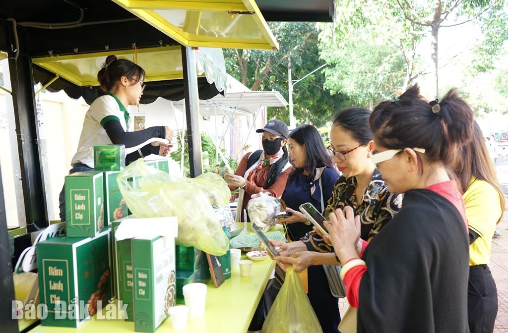 Người dân mua hàng thanh toán qua tài khoản