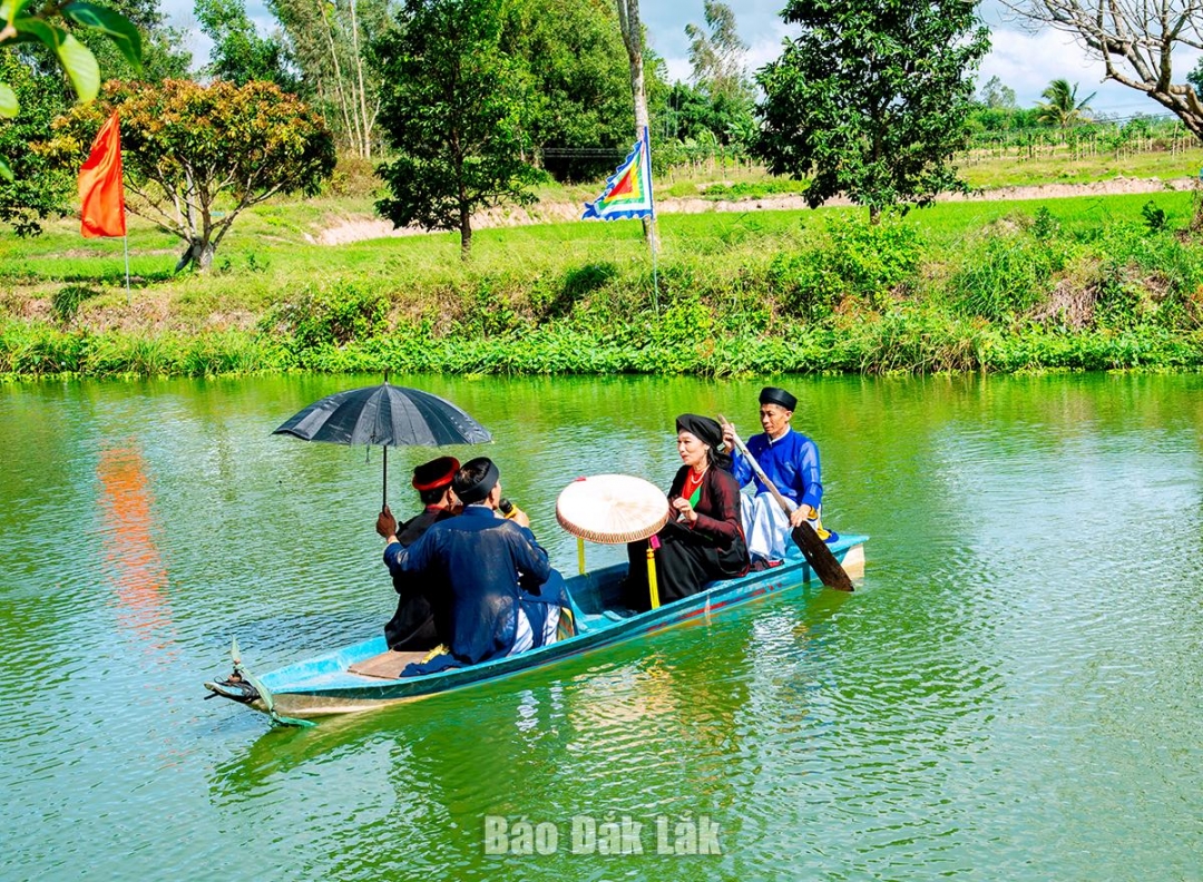 Số đông trên địa bàn tỉnh là người Kinh, đến từ khắp mọi miền đất nước, họ mang theo nhiều nét văn hóa đặc trưng đều là những tinh hoa văn hóa, chất chứa tâm tư, nguyện vọng về cuộc sống bình yên của những con người miền núi rừng chất phác, giản đơn mà phóng khoáng. Ảnh: Hữu Hùng.