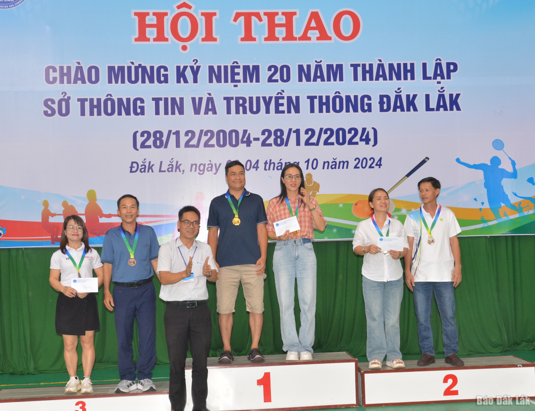 Ban tổ chức trao giải cho các vận động viên doạt thành tích cao môn cầu lông, nội dung đôi nam nữ 