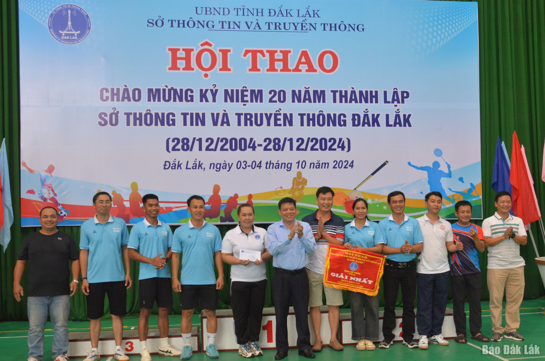 Ban tổ chức trao giải Nhất môn kéo co cho 