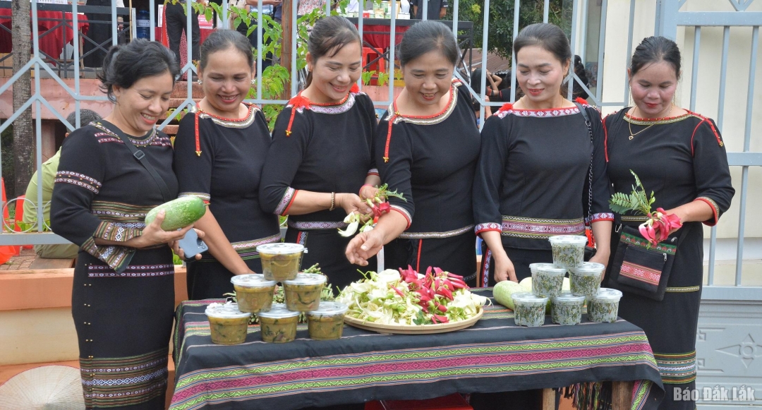 Đồng bào dân tộc Êđê giới thiệu ẩm thực tại lễ công bố.