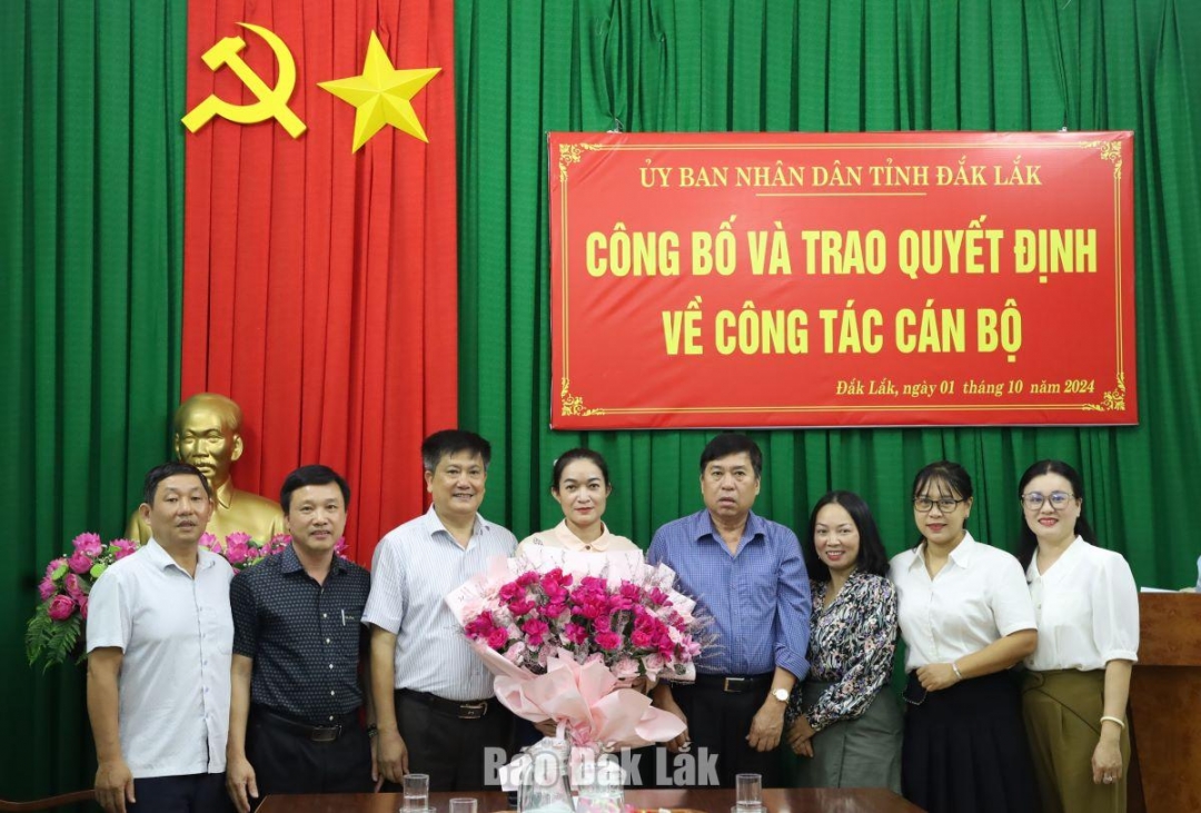 Tập thể cán bộ Ban Dân tộc tỉnh tặng hoa chúc mừng bà Nay HNan.