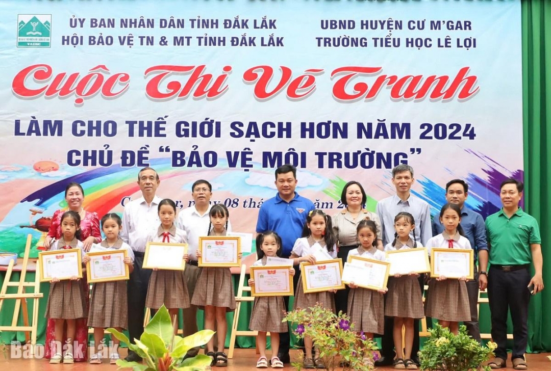 Ban tổ chức đã trao giải cho các em học sinh.