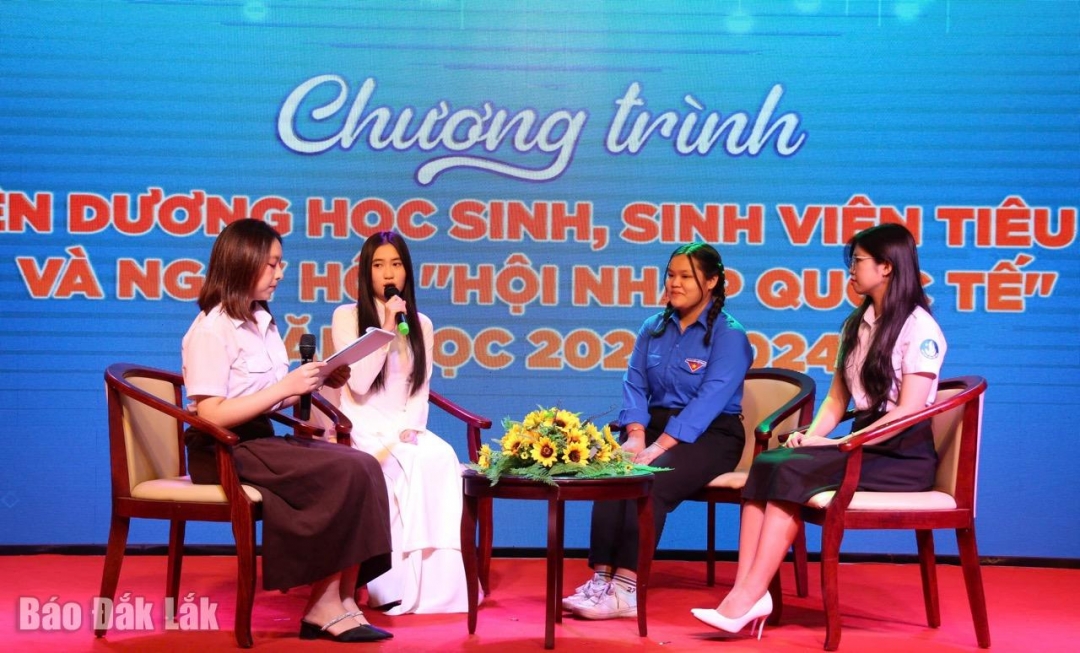 Học sinh, sinh viên giao lưu tại chương trình.