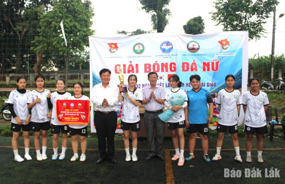 Ban tổ chức trao cúp vô địch cho đội bóng Liên quân Khoa Kinh tế, Trường Cao đẳng Công thương Việt Nam (cơ sở tại Đắk Lắk).