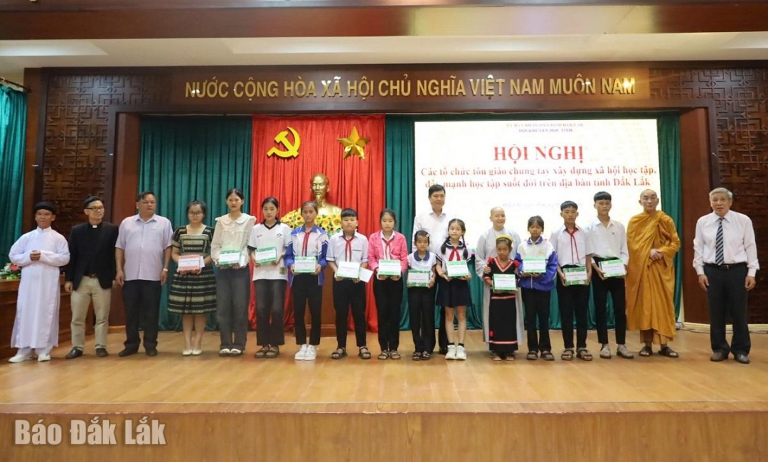 Các em học sinh nhận học bổng của Quỹ Khuyến học tỉnh tại hội nghị.