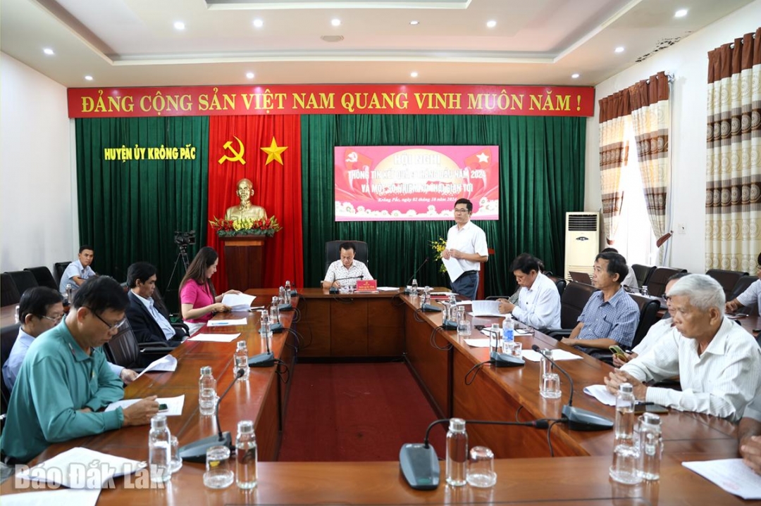 Lãnh đạo Ban Tuyên giáo Huyện ủy báo cáo thông tin, kết quả các nhiệm vụ công tác của huyện trong 9 tháng đầu năm 2024.