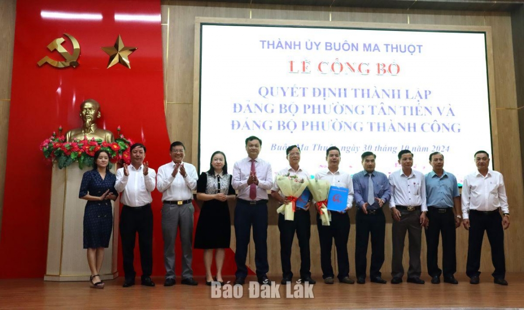 Tặng hoa chúc mừng