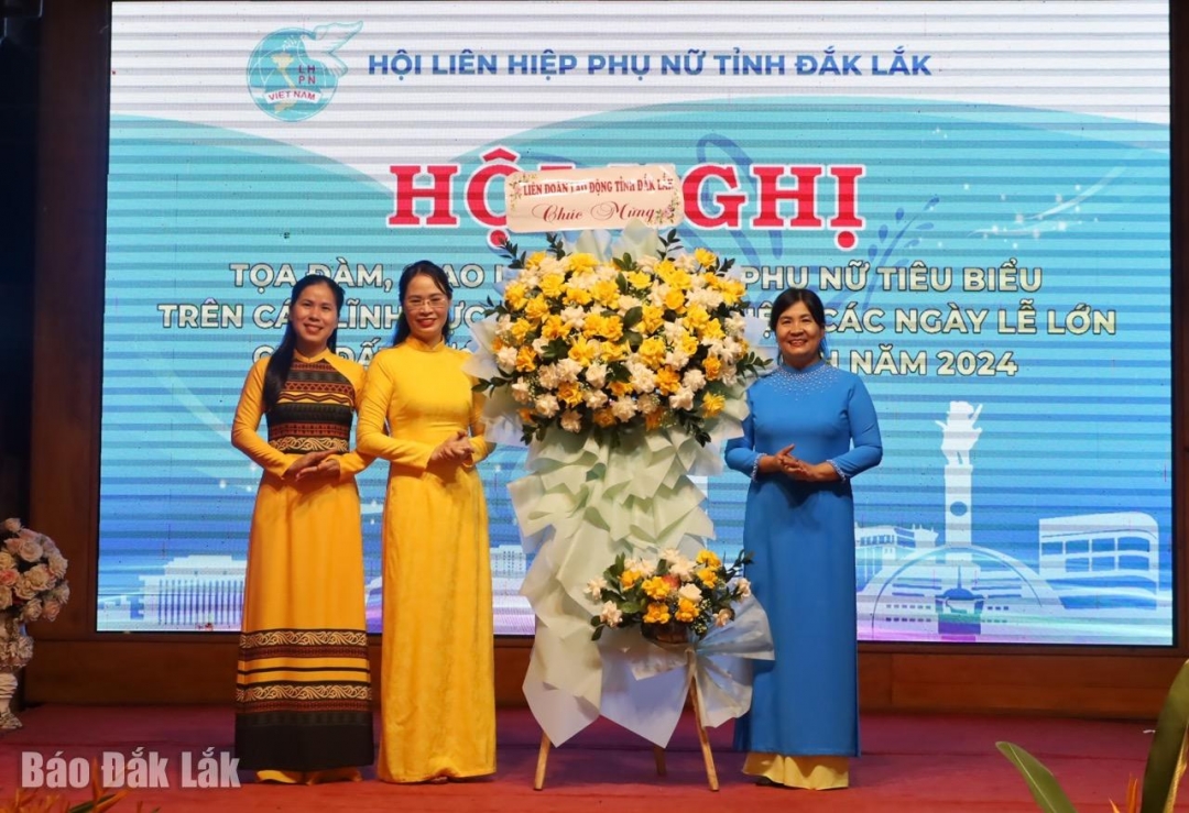 Phó Chủ tịch Thường trực Liên đoàn Lao động tỉnh Nguyễn Thị Lý tặng hoa chúc mừng Hội Liên hiệp Phụ nữ tỉnh Đắk Lắk.